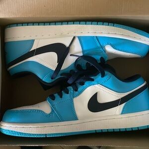 I’m selling Air Jordan 1 low.  baby blue, navy blue, and white. And a size 8.5